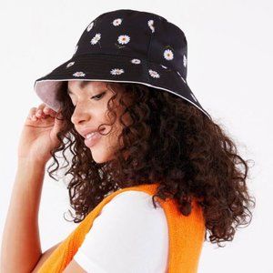 Alice + Olivia Reversible Daisy Printed Bucket Hat New With Tag